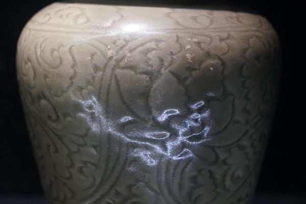 龙泉窑缠枝牡丹纹划花罐
