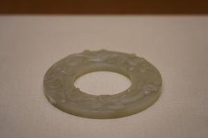 清 青玉凸雕螭环