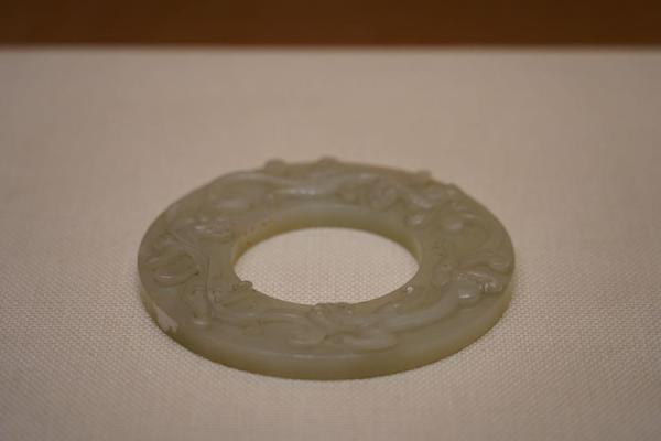 清 青玉凸雕螭环