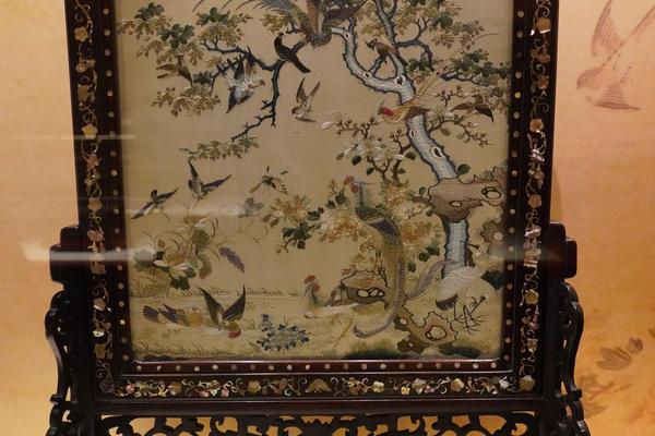 清 红木嵌螺钿缎心百鸟朝凤小插屏