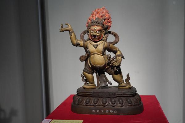 鎏金白马头金刚佛铜像