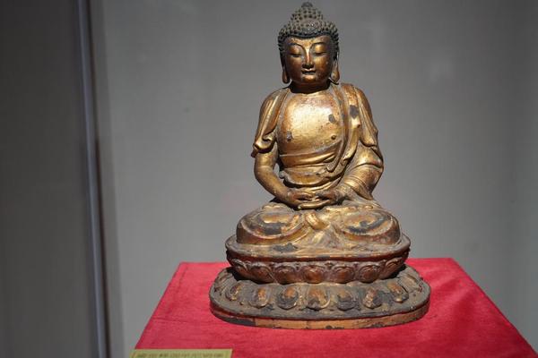 鎏金释迦牟尼铜像